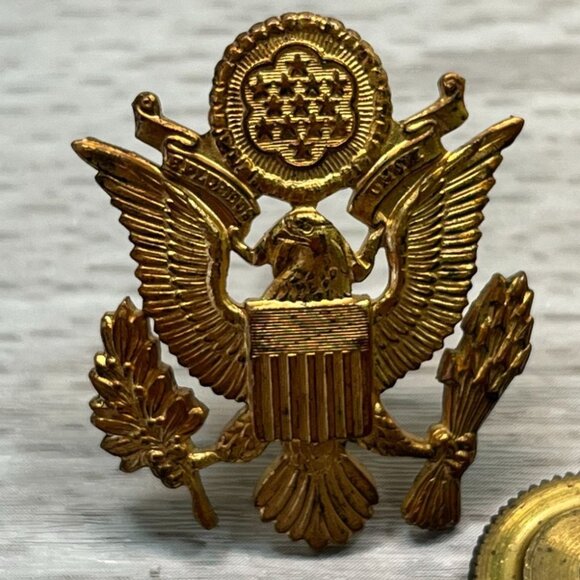 Vintage WWII US Military Brass Eagle Insignia Hat Pin Screw Back Emblem Badge - Picture 5 of 8